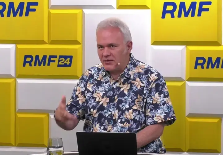 Mazurek z RMF FM w hawajskiej koszuli gestykuluje podczas rozmowy.
