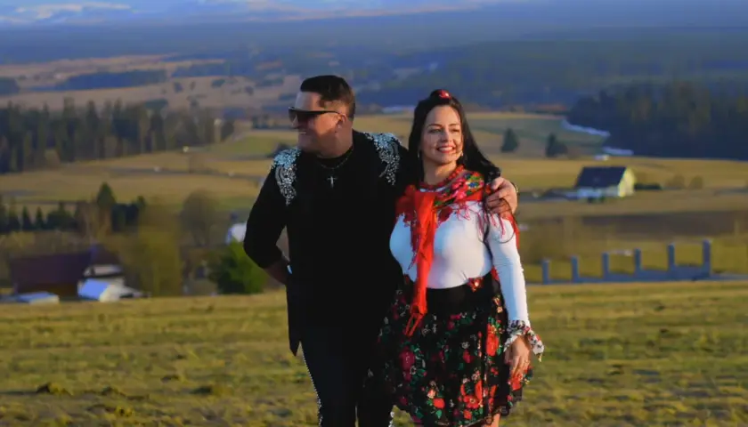 Kordian disco polo w stylizacji góralskiej z ukochaną na tle malowniczego krajobrazu.