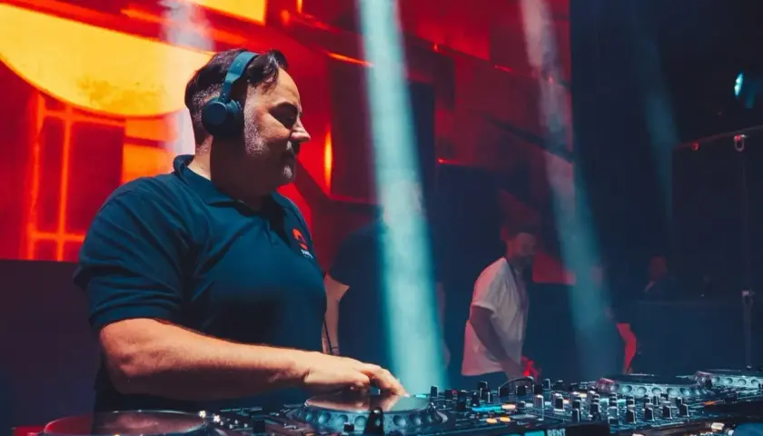 Ile lat ma DJ Kris? Wiek i historia twórcy Sunrise Festival