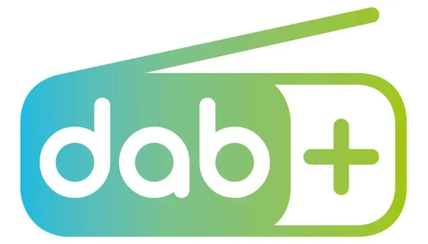 Logo DAB+ z białym napisem na tle gradientowym od niebieskiego do zielonego, symbolizujące nowoczesne częstotliwości radiowe.