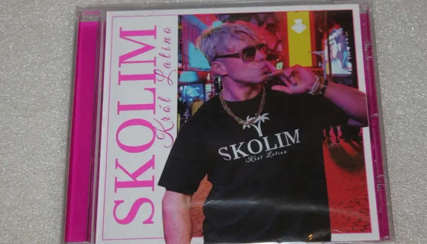 Okładka płyty CD z wizerunkiem artysty Skolim, który prezentuje się jako Król Latino.