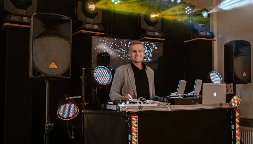 Ile bierze DJ za imprezę? Cennik, koszty, jak nie przepłacić