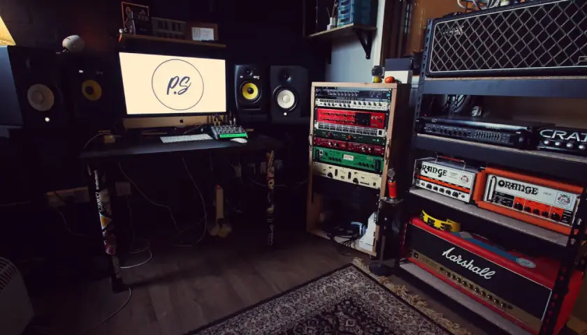 Studio z komputerem, monitorami studyjnymi, rackiem z efektami i wzmacniaczami gitarowymi. To miejsce, gdzie rodzą się dźwięki, a technologia skytech wspiera kreatywność.