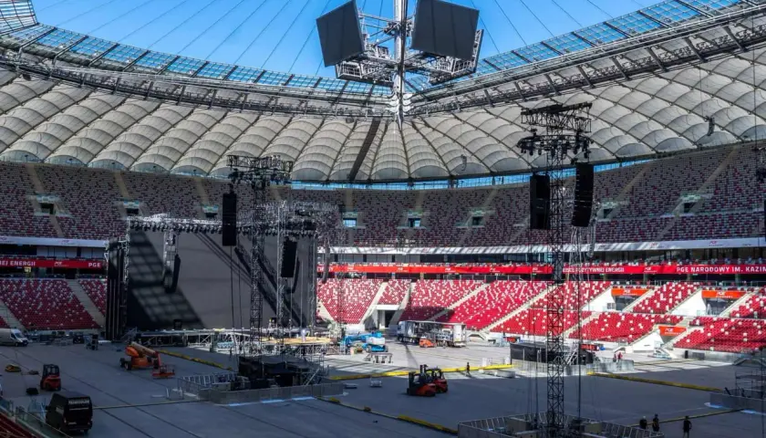 Stadion przygotowany do wielkiego koncertu sanah 2026. Ogromna scena, telebimy i trybuny czekają na fanów.