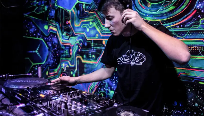 Jak zostać DJ-em w Polsce? Przewodnik po karierze i zarobkach
