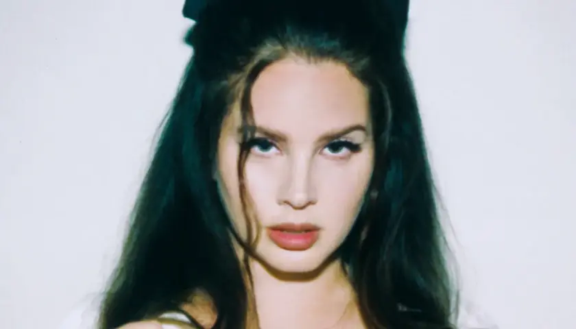 Lana Del Rey z czarną kokardą we włosach, gotowa na koncerty.