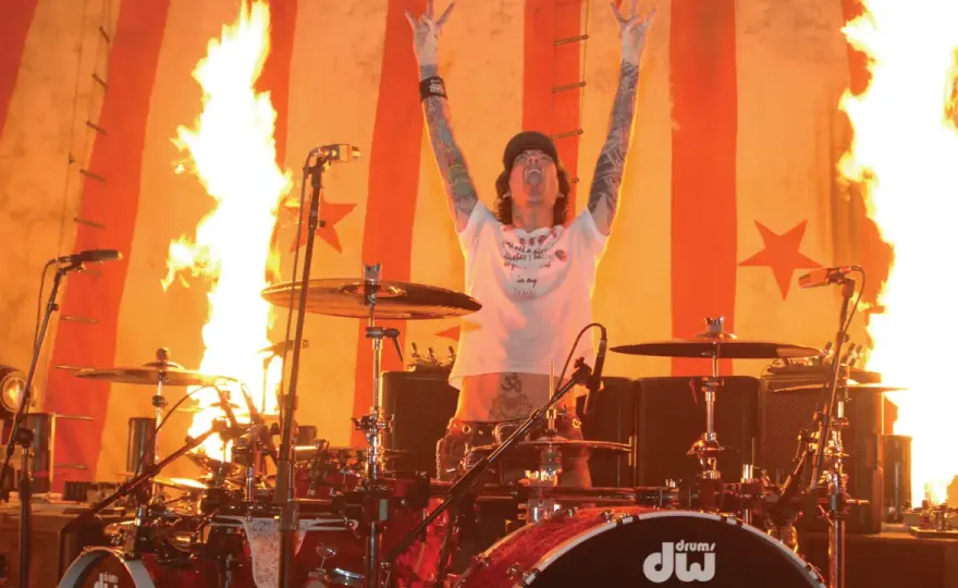Tommy Lee - perkusista Mötley Crüe, który zamienił bębny w show