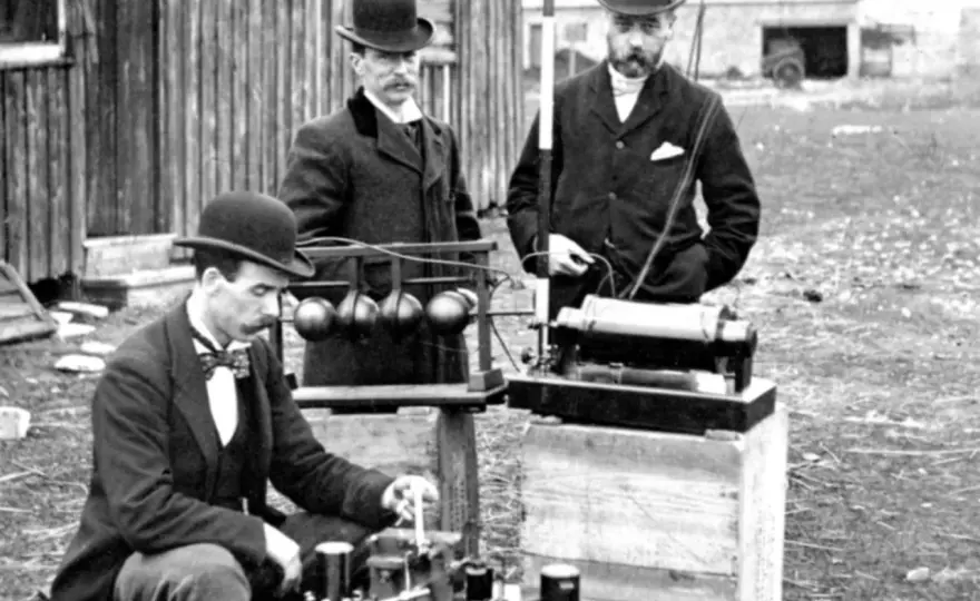 Kto naprawdę wynalazł radio - Poznaj historię i polskie początki