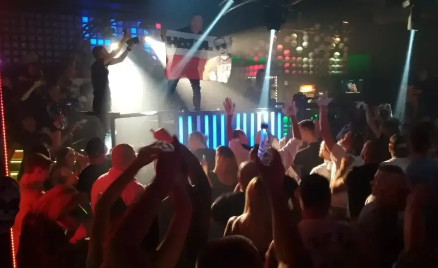 Rave - czym jest i jakie gatunki budują ten klimat?