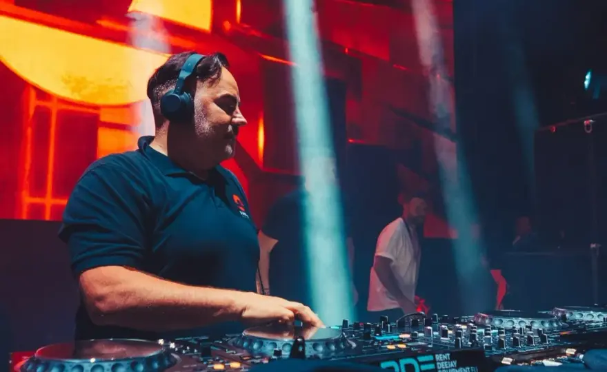 Ile lat ma DJ Kris? Wiek i historia twórcy Sunrise Festival