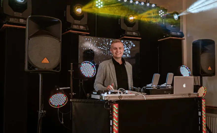 Ile bierze DJ za imprezę? Cennik, koszty, jak nie przepłacić