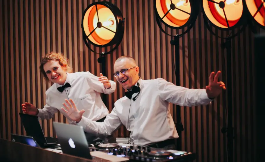 Ile kosztuje DJ na wesele? Sprawdź realne stawki i dodatki