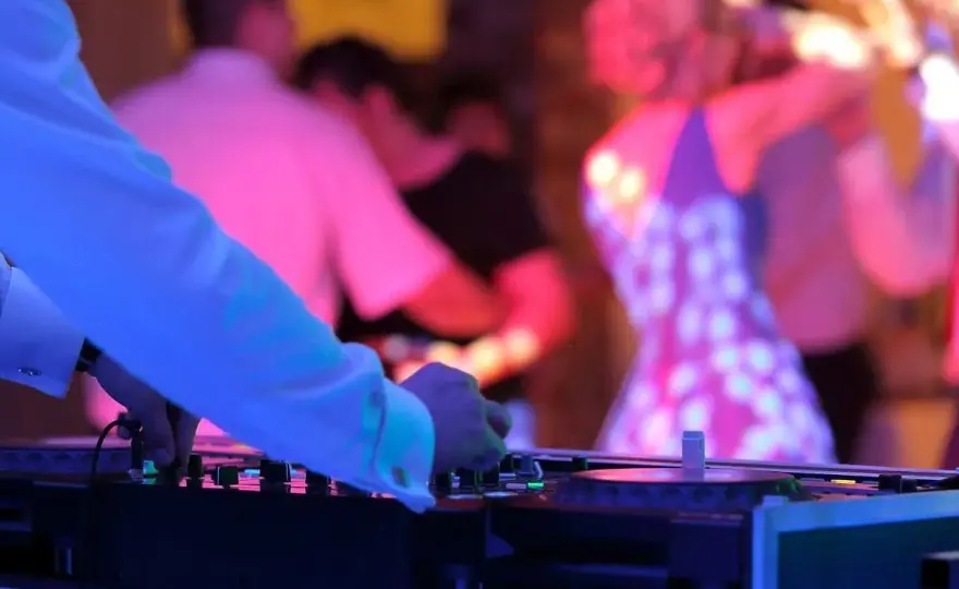 DJ na wesele: Od 4500 zł? Poznaj pełne koszty i pakiety