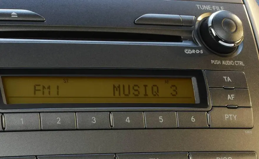 RDS w radiu FM - Jak działa i dlaczego jest kluczowy dla kierowcy?