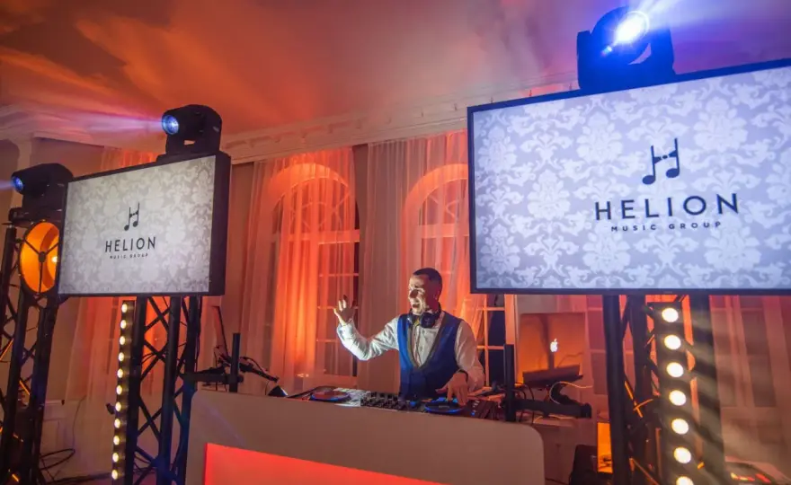 Ile kosztuje DJ na studniówkę? Ceny, pakiety i jak wybrać mądrze