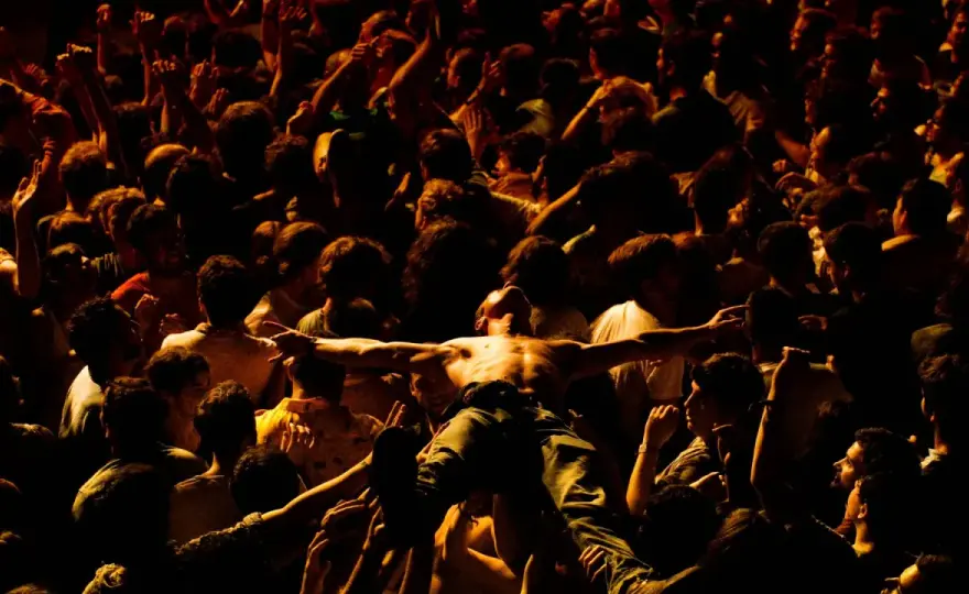 Moshpit - czym jest i jak zachować się pod sceną?