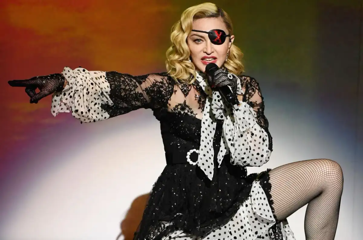 Madonna w czarnej, koronkowo-tiulowej kreacji z grochami, z opaską na oku, wykonuje swoje legendarne utwory.