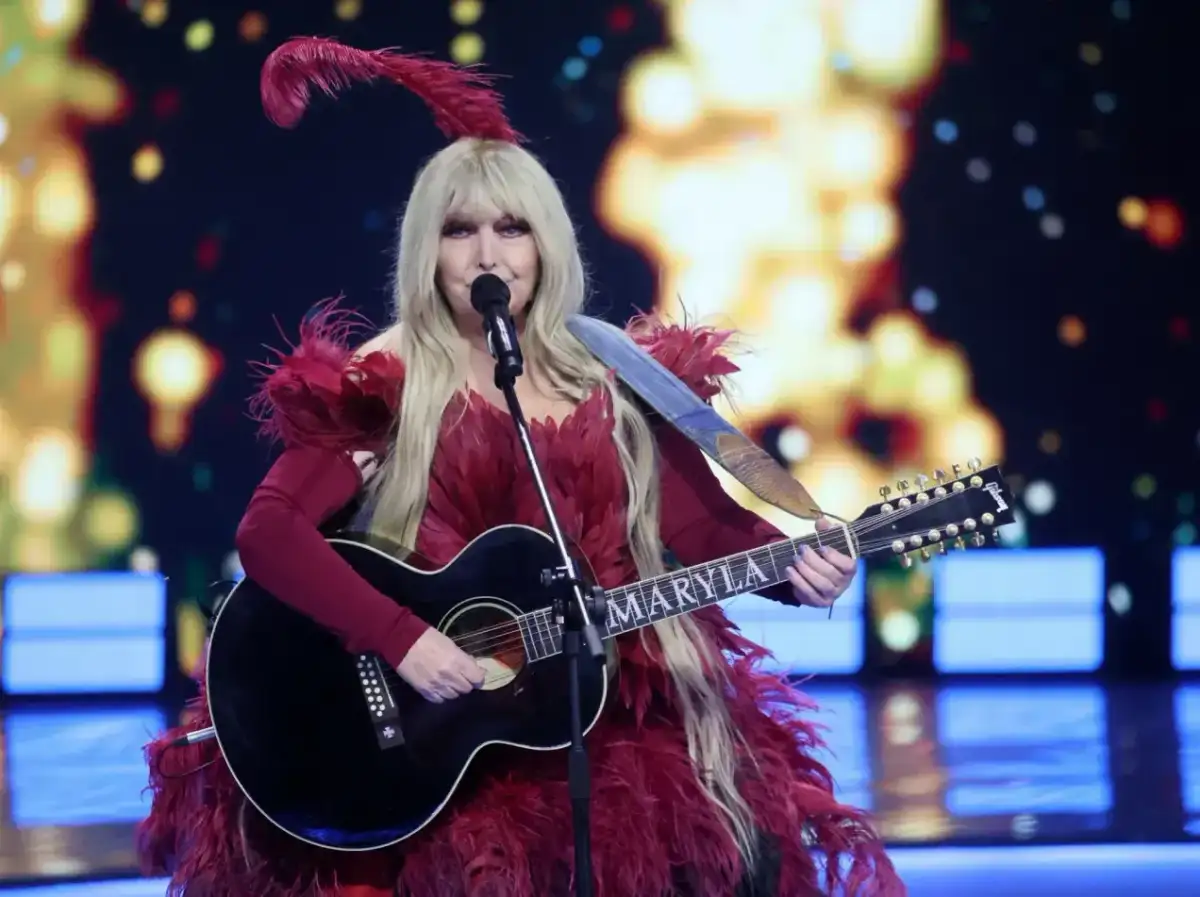 Maryla Rodowicz w piórach i z gitarą, przygotowuje się do koncertu. Jej piosenki, ułożone alfabetycznie, zabrzmią już wkrótce.