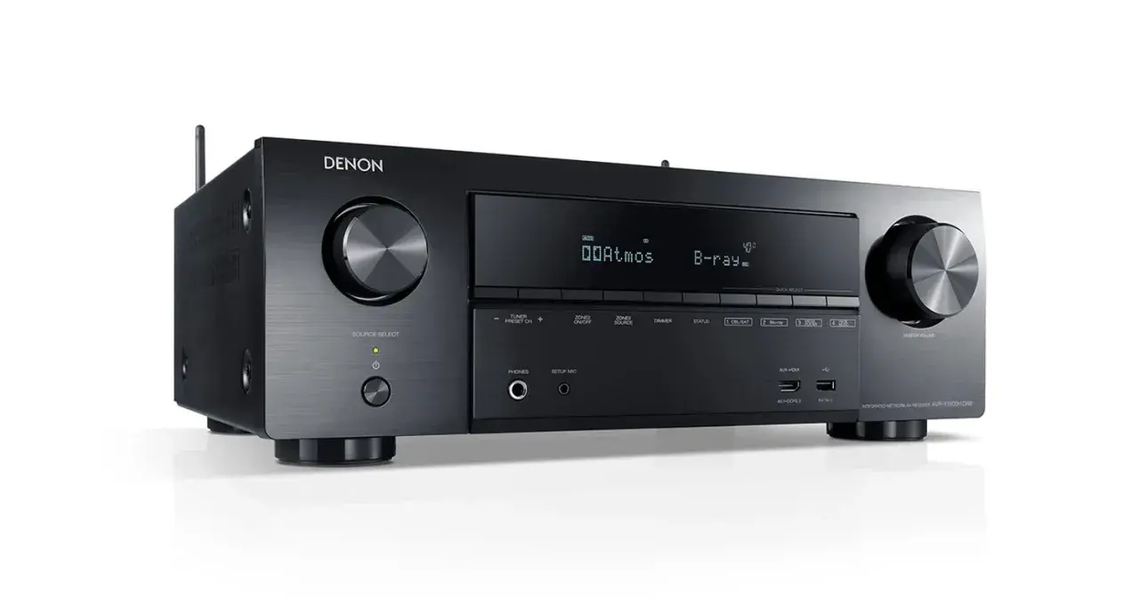Czarny amplituner Denon z napisem Dolby Atmos, gotowy do zanurzenia w kinowym dźwięku.
