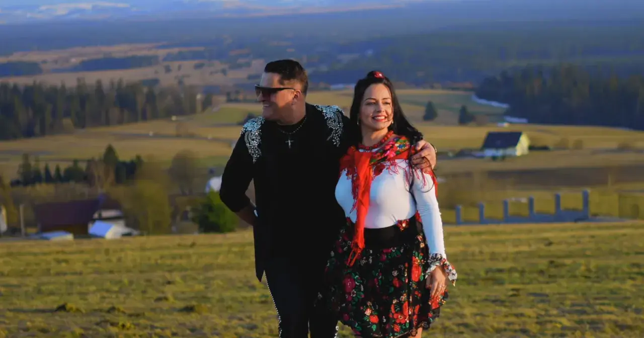 Kordian disco polo w stylizacji góralskiej z ukochaną na tle malowniczego krajobrazu.