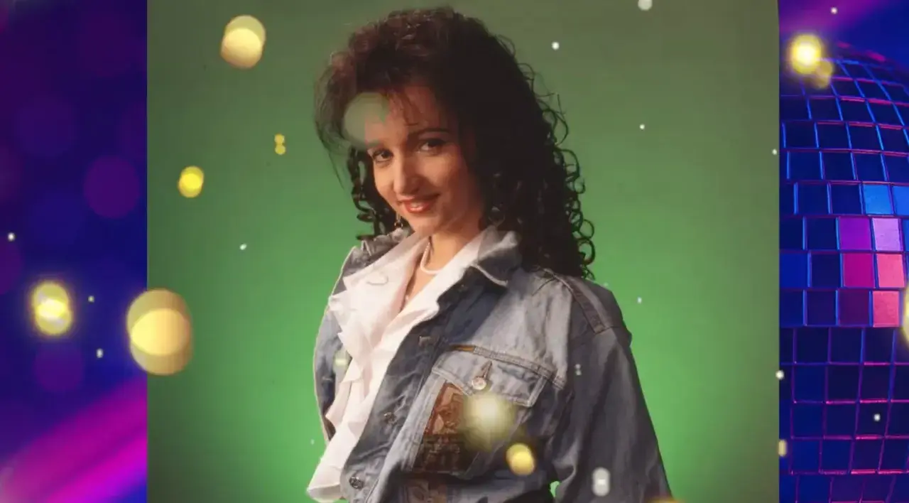 Kobieta w dżinsowej kurtce, styl lat 80. i 90. Idealna na listę disco polo.