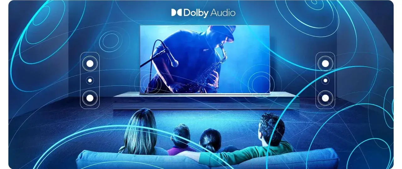 Rodzina ogląda koncert saksofonisty na ekranie telewizora, ciesząc się kinowym dźwiękiem Dolby Digital Plus.