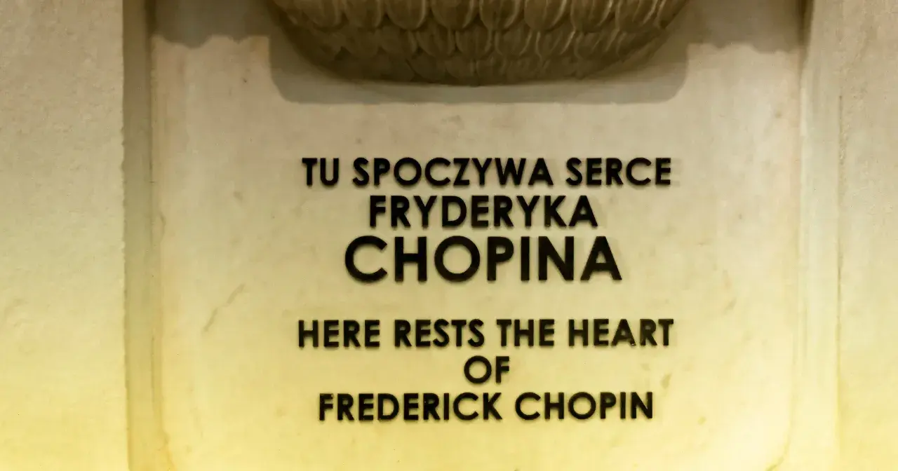 Tu spoczywa serce Chopina. Napis na pomniku upamiętniającym miejsce pochówku serca Fryderyka Chopina.