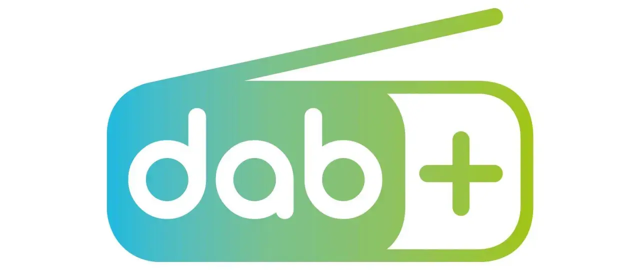 Logo DAB+ z białym napisem na tle gradientowym od niebieskiego do zielonego, symbolizujące nowoczesne częstotliwości radiowe.