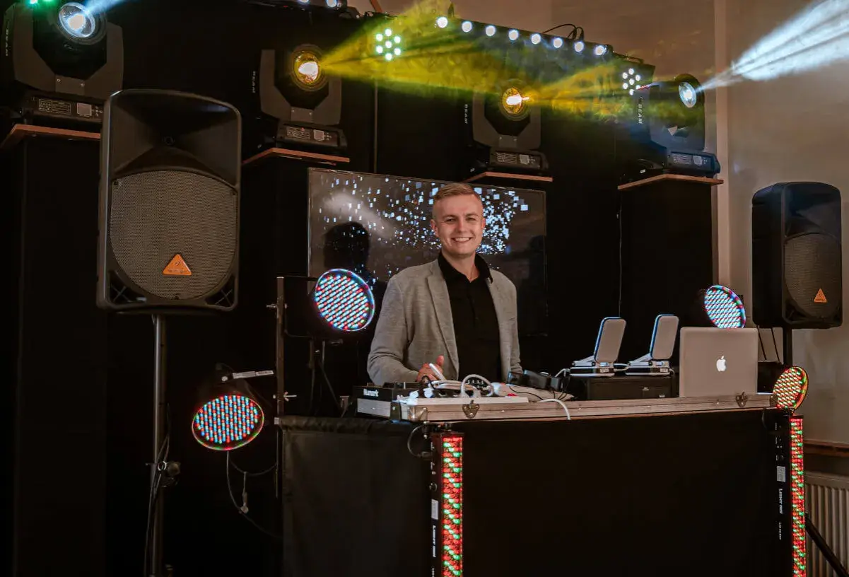 Ile bierze DJ za imprezę? Cennik, koszty, jak nie przepłacić