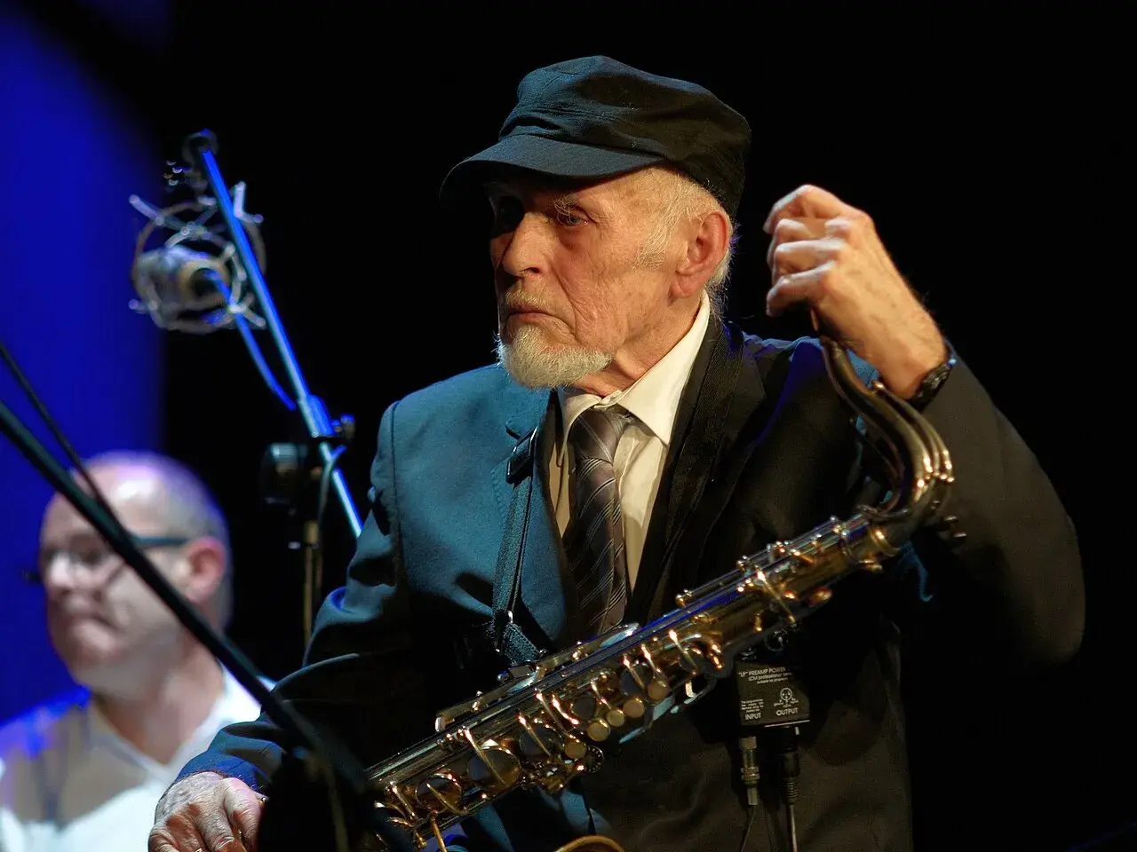 Jan Ptaszyn Wróblewski, legenda polskiego jazzu, z saksofonem w dłoniach, gotowy do gry.