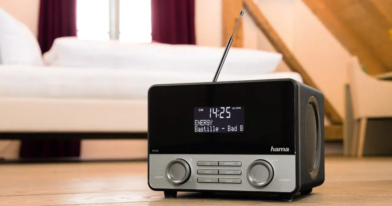 Nowoczesne radio DAB Hama, grające "Bastille - Bad B" na stacji ENERGY. To radio dab, co to za technologia?