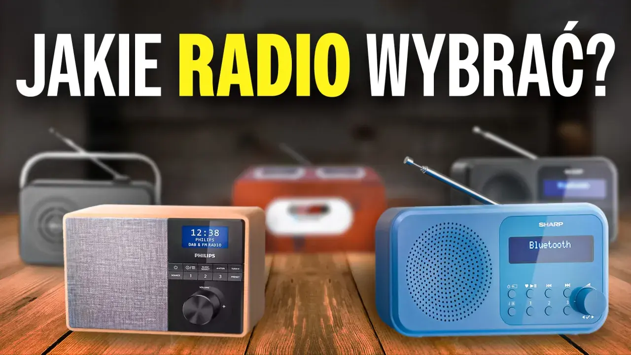 Różne stacje radiowe, od klasycznych po nowoczesne, stoją na drewnianym blacie. Wybierz swoje idealne radio!