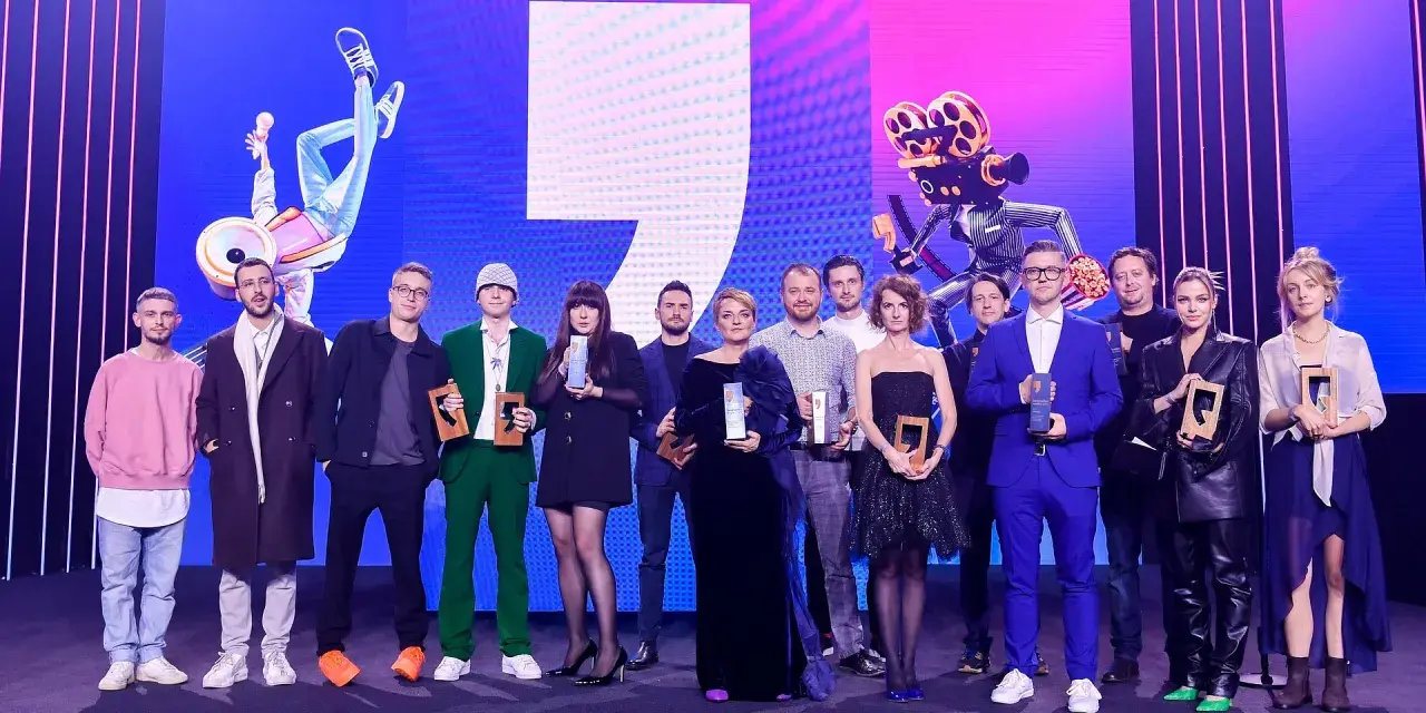Laureaci na gali Empiku 2026 odbierają nagrody. Na scenie widać grupę osób z pucharami, a w tle ekran z grafikami.