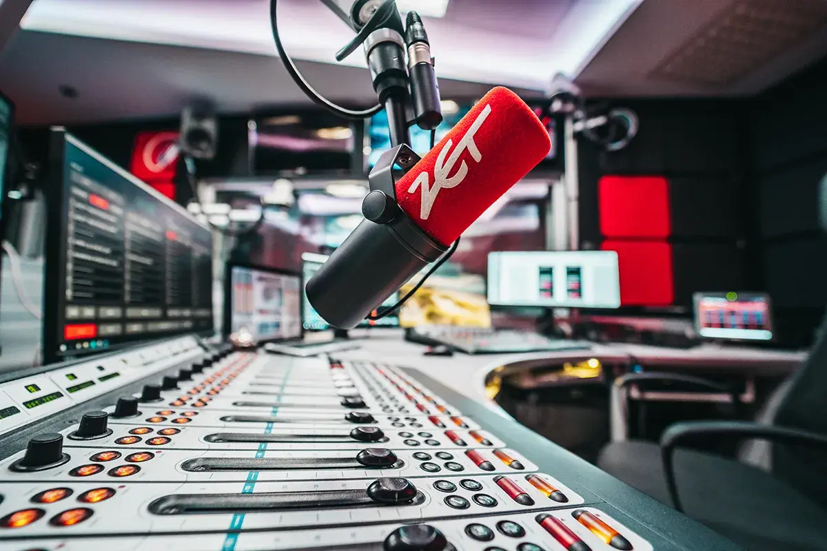 Mikrofon z logo ZET w studiu radiowym. Słuchaj nas na odpowiedniej radio zet częstotliwość, by usłyszeć najlepszą muzykę i wiadomości.