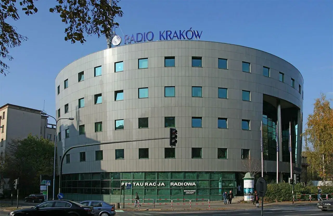 Nowoczesny budynek Radia Kraków. Sprawdź jego częstotliwość, by posłuchać lokalnych wiadomości i audycji.