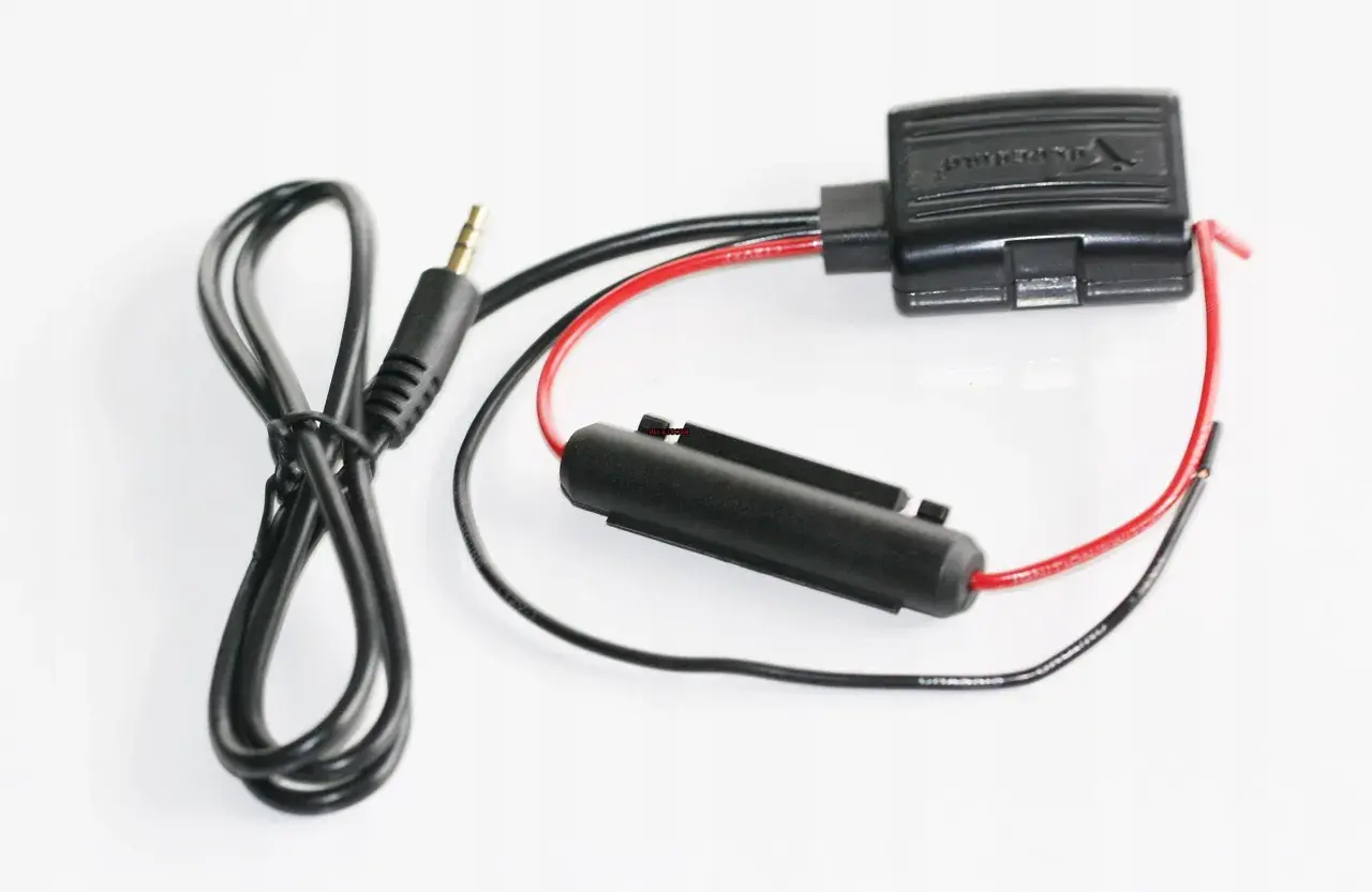 Adapter z kablem jack 3.5mm i bezpiecznikiem, idealny do podłączenia aux w samochodzie.