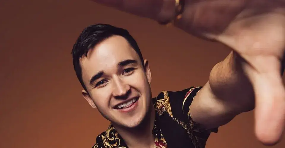 DJ podpisujący kontrakt