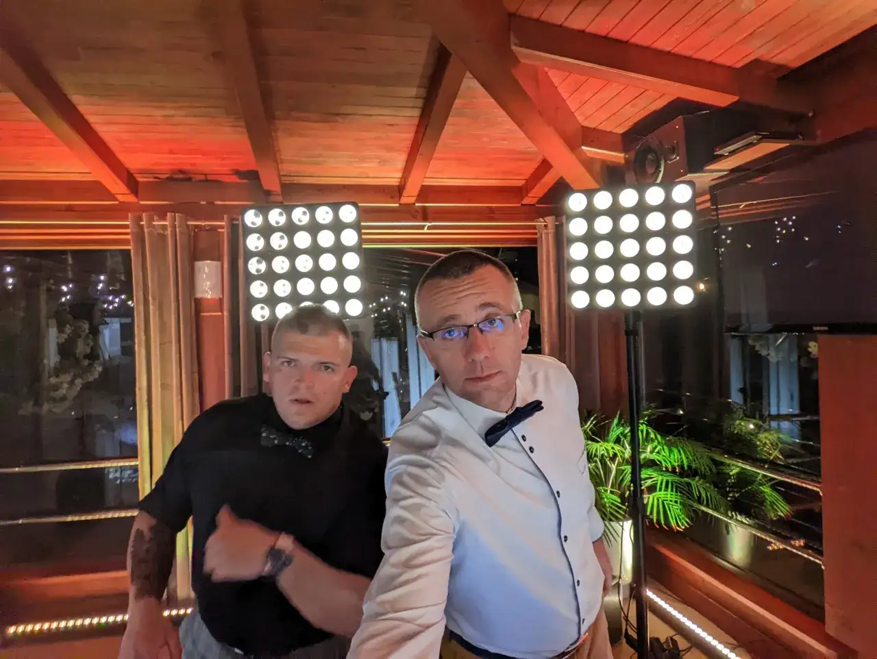 DJ na studniówce ze sprzętem, oświetlenie imprezowe