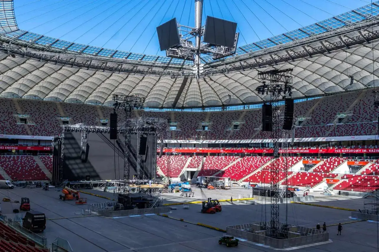 Stadion przygotowany na koncert sanah 2026. Ogromna scena, telebimy i trybuny czekają na fanów.