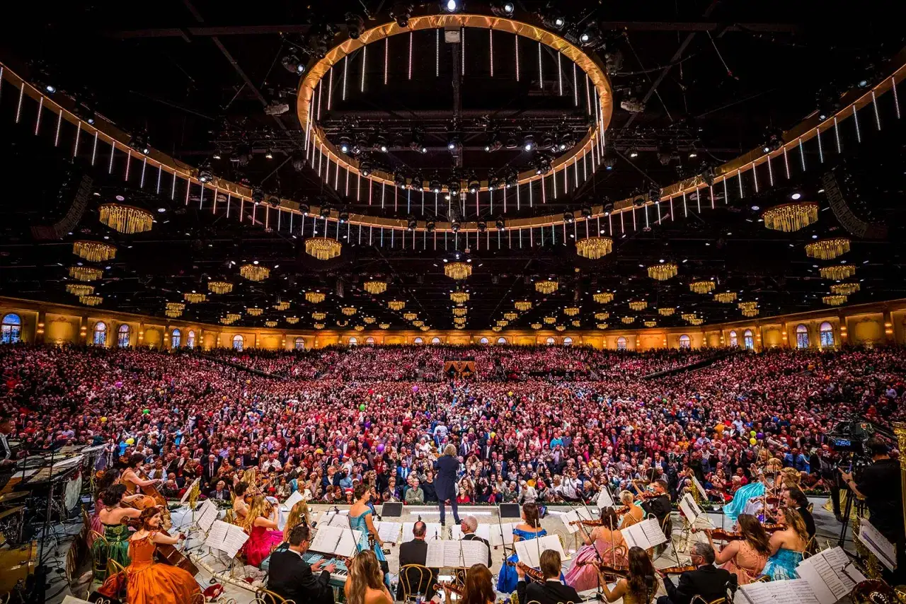Wielka sala wypełniona po brzegi publicznością, która z zapartym tchem obserwuje występ orkiestry. To niezapomniany Andre Rieu koncert Polska!