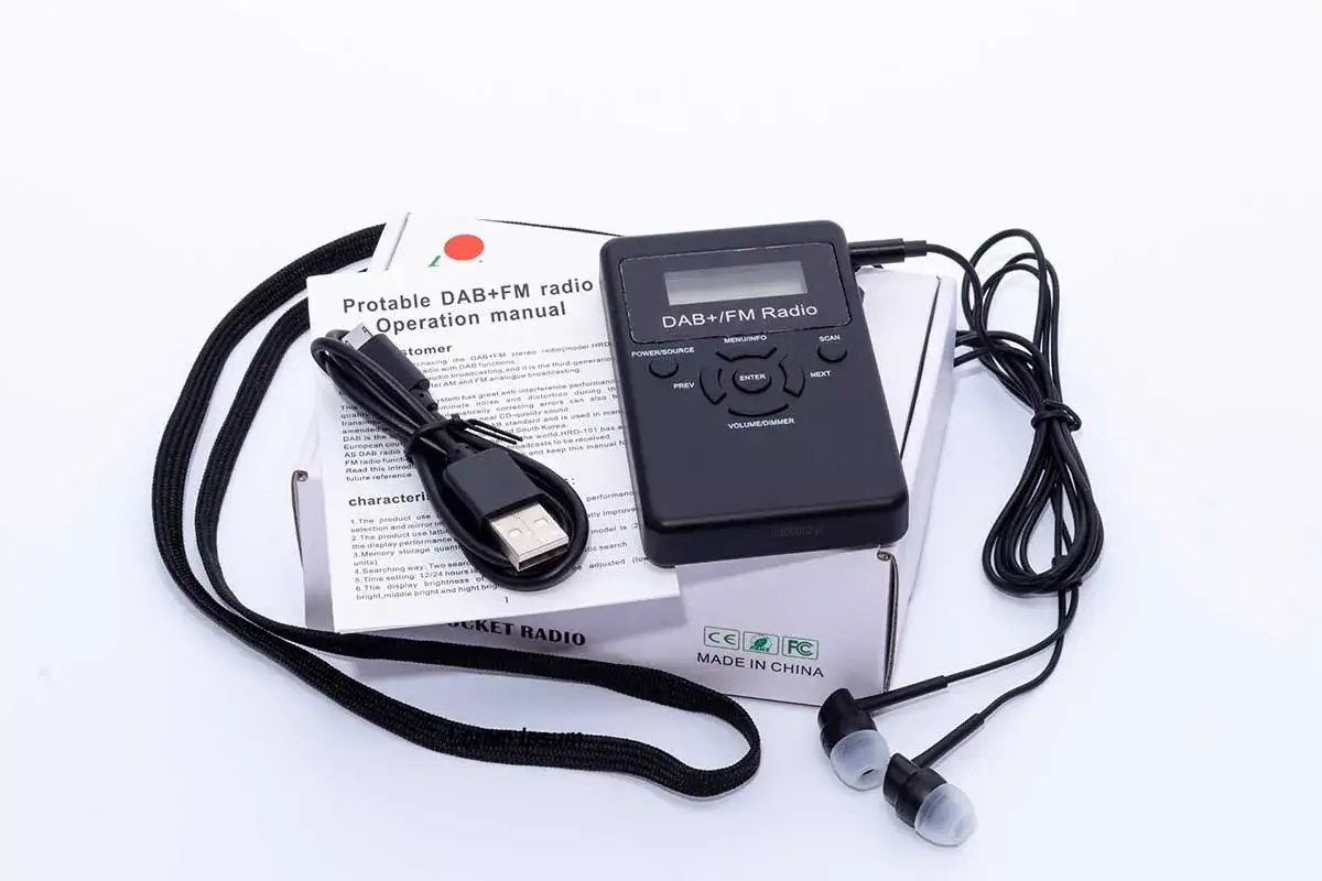 Przenośne radio DAB+FM, co to jest? Zestaw zawiera instrukcję obsługi, kabel USB i słuchawki.