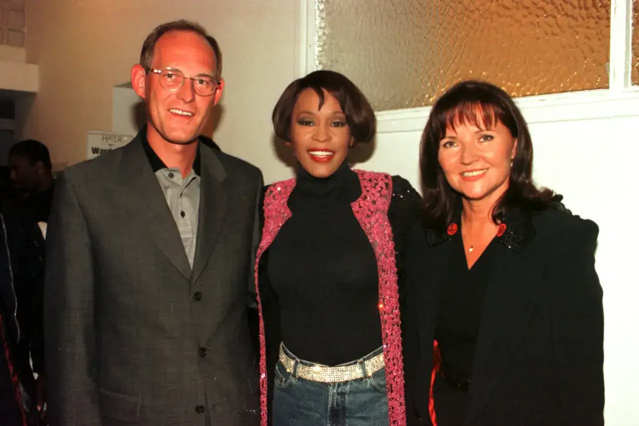 Whitney Houston w Polsce z fanami. Ikona muzyki w błyszczącym topie i jeansach.