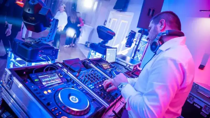DJ na imprezie firmowej urodzinowej
