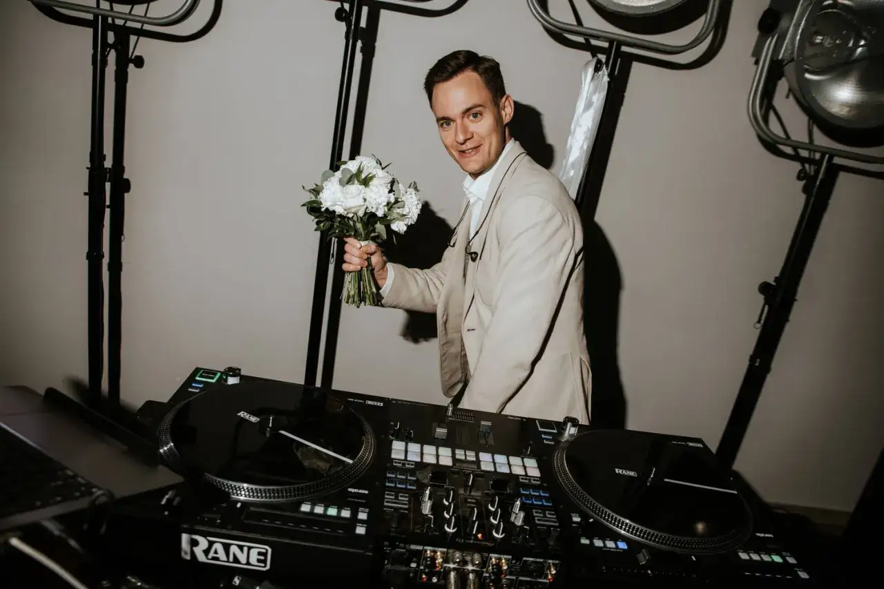 dj klubowy weselny radiowy turntablista