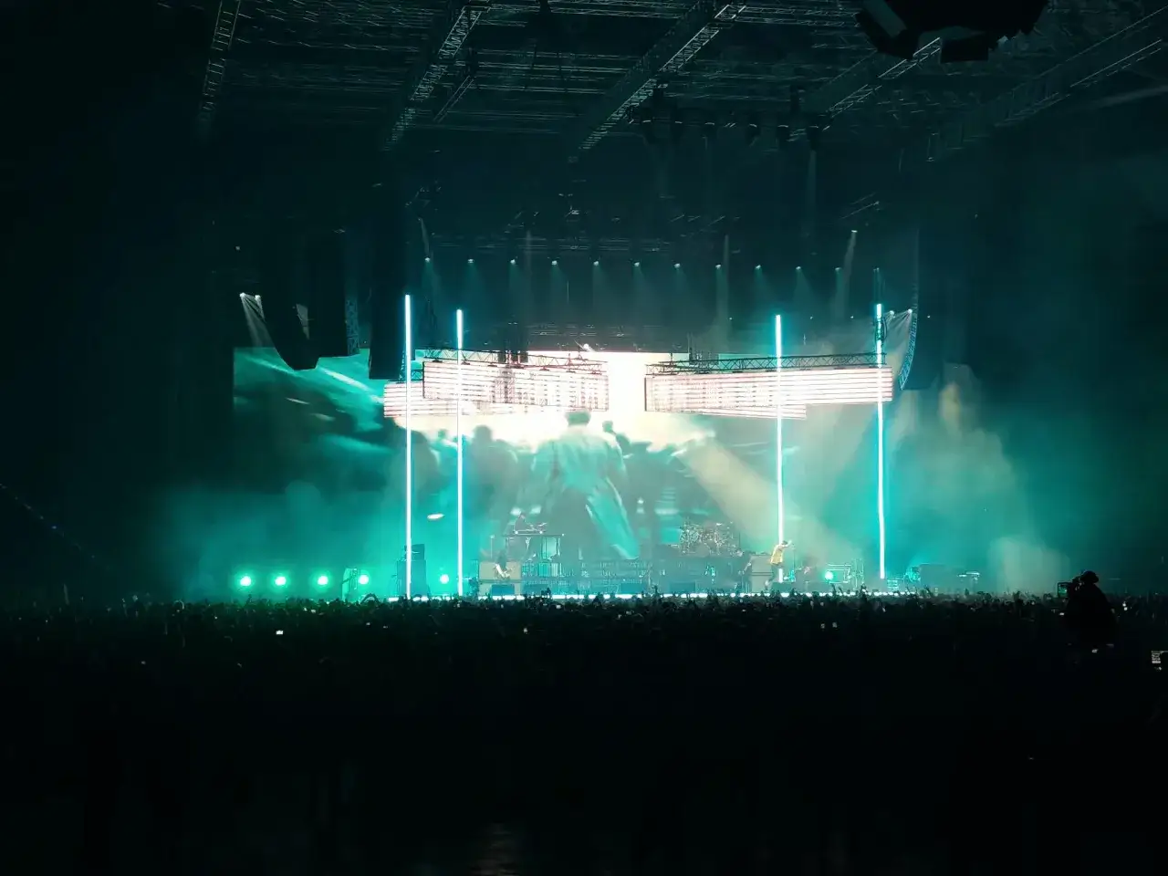 Niesamowity koncert Deftones Polska! Tłum szaleje pod sceną, a zespół gra w otoczeniu zielonych świateł i dymu.