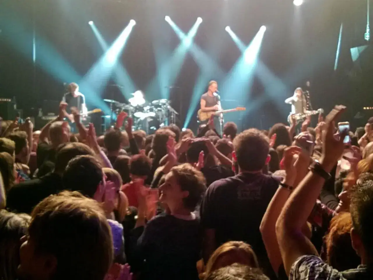 Koncert Stinga, tłum szaleje. Ciekawe, ile sting bierze za koncert, gdy widzi takie reakcje.