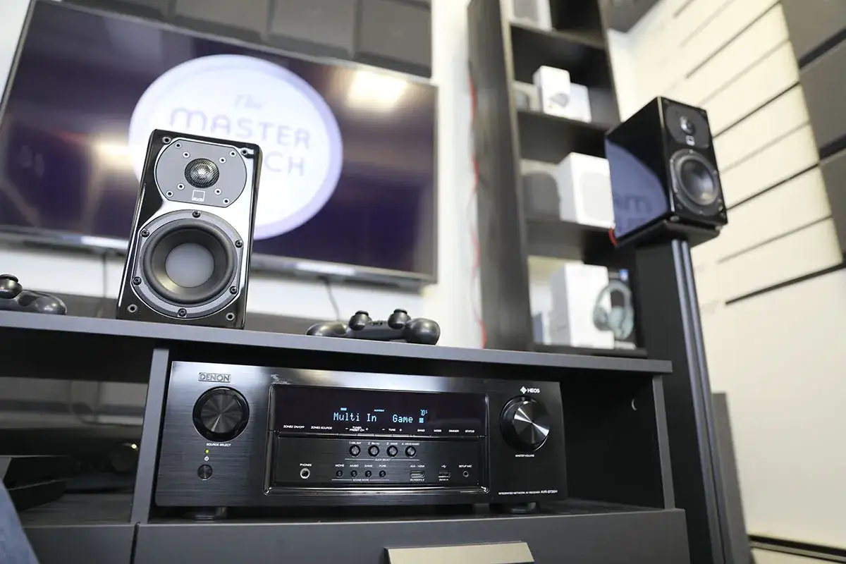 System audio z głośnikami i amplitunerem Denon, gotowy na wrażenia Dolby Surround.