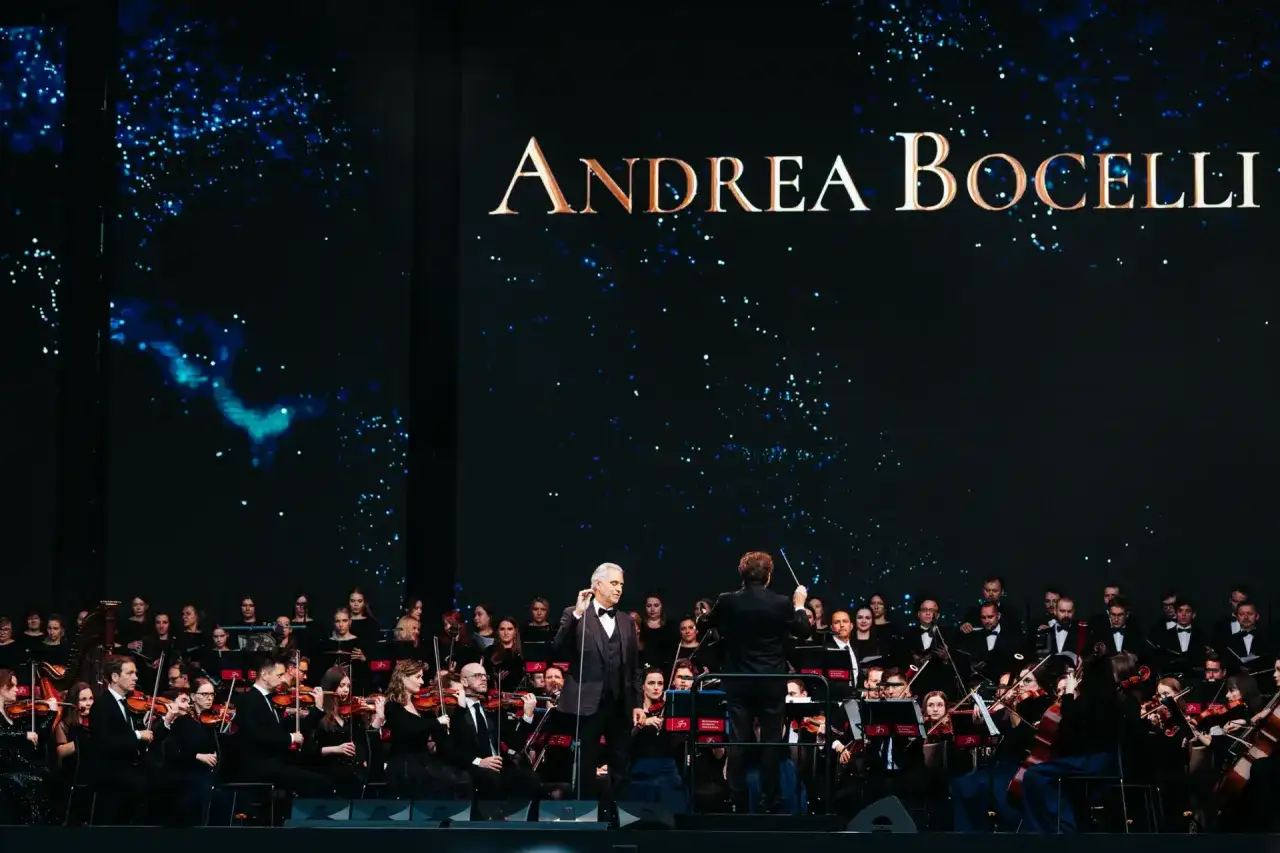 Andrea Bocelli koncert 2026. Wspaniały występ z orkiestrą pod batutą dyrygenta.