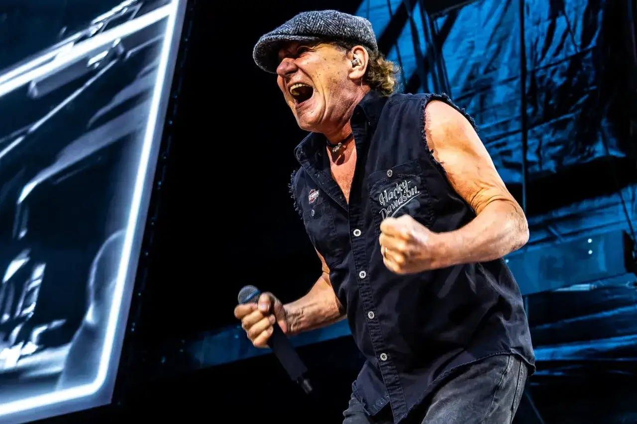 Brian Johnson z AC/DC w szczytowej formie, śpiewający na koncercie w Polsce. Energia rock'n'rolla!