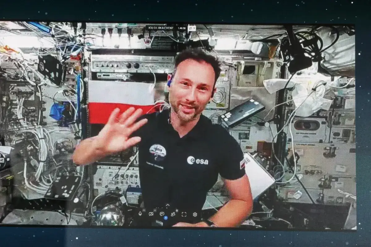 Astronaut wita z Międzynarodowej Stacji Kosmicznej, gdzie w tle widać polską flagę. To jakby rmf dragon w kosmosie!